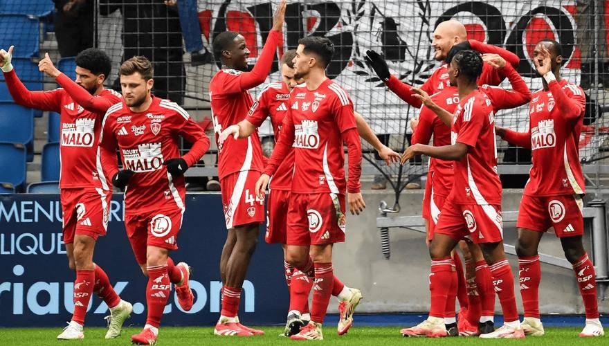 法甲保级欧战对冲战!布雷斯特主场死磕里昂,谁能抢占关键 3 分?