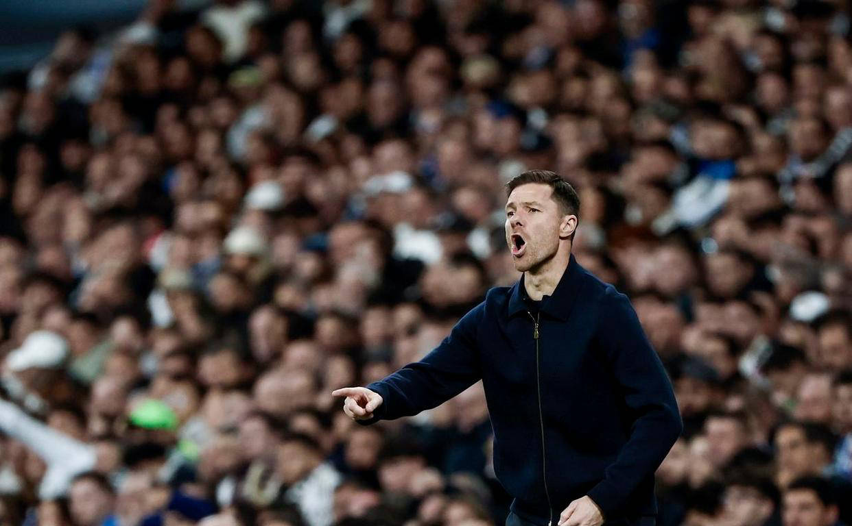 阿隆索赛后怒指裁判引发争议,球迷直言:你连给安帅提鞋都不配